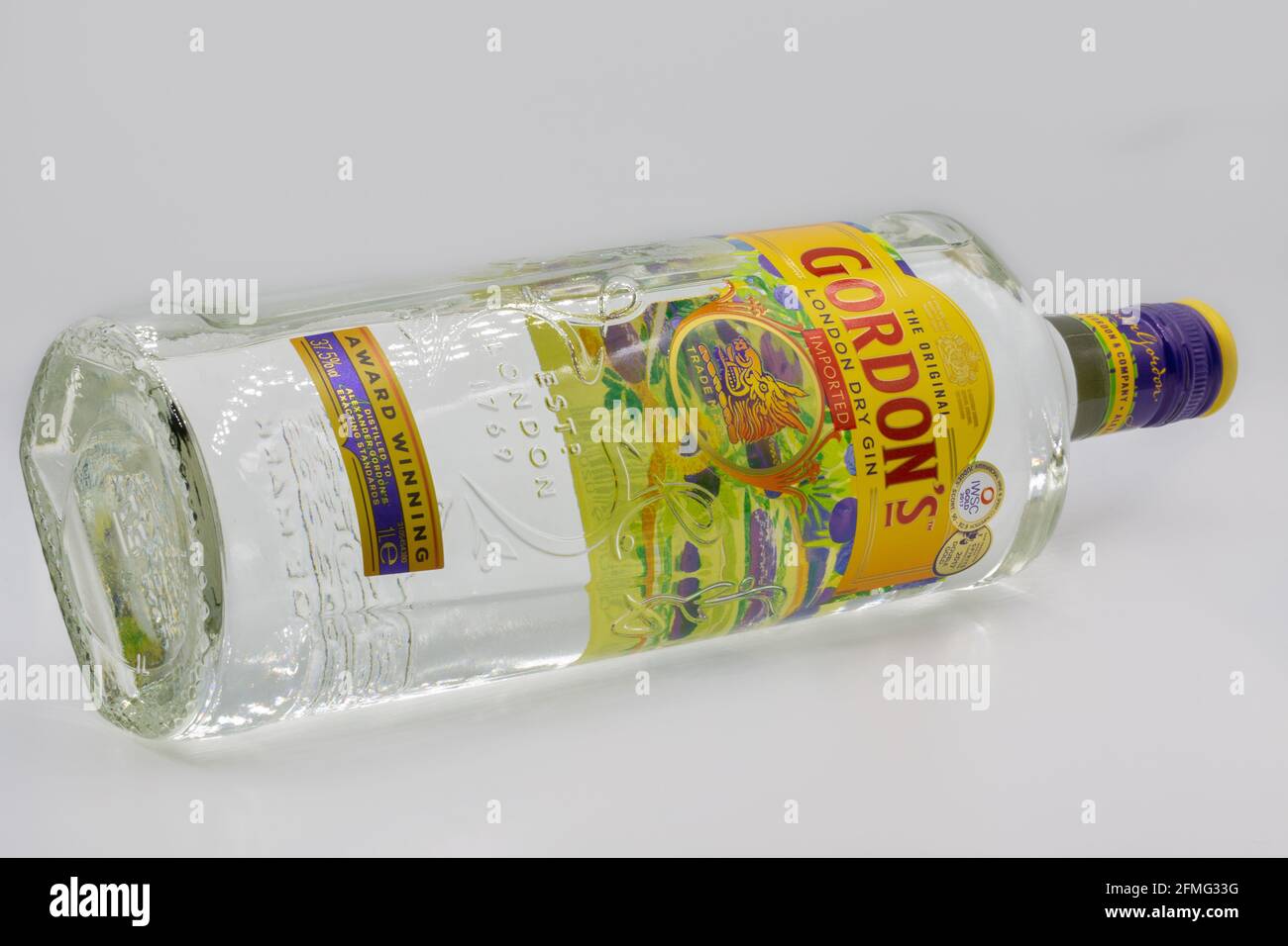 KYIV, UCRAINA - 27 MARZO 2021: L'originale Gordons premium London dry gin bottiglia closeup contro bianco. Gin è una bevanda alcolica distillata che deri Foto Stock