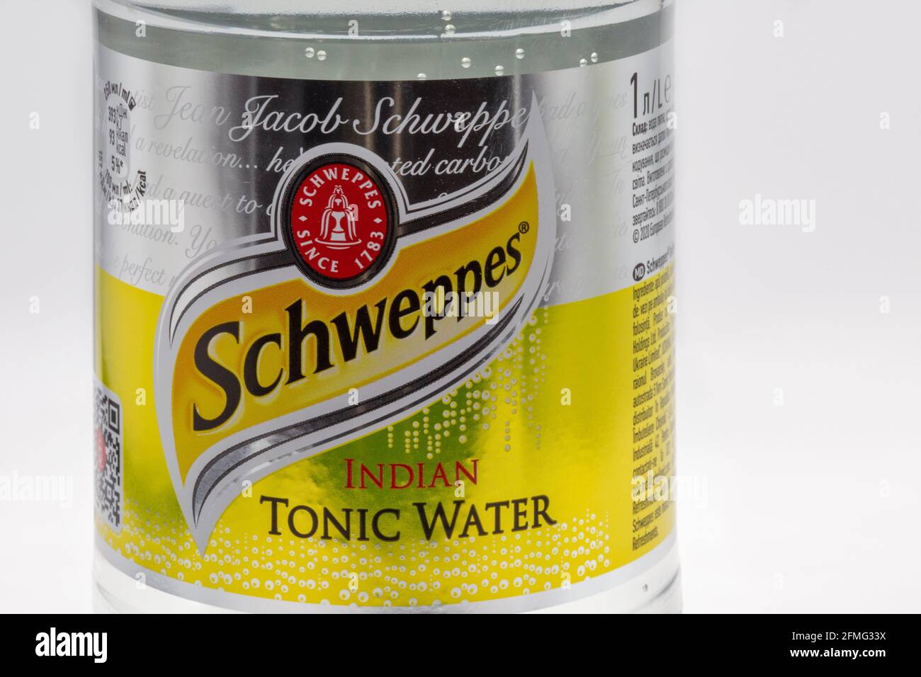 KIEV, UCRAINA - 27 MARZO 2021: Schweppes indiano tonico acqua bottiglia originale di plastica etichetta closeup su sfondo bianco. Schweppes è una colomba svizzera Foto Stock