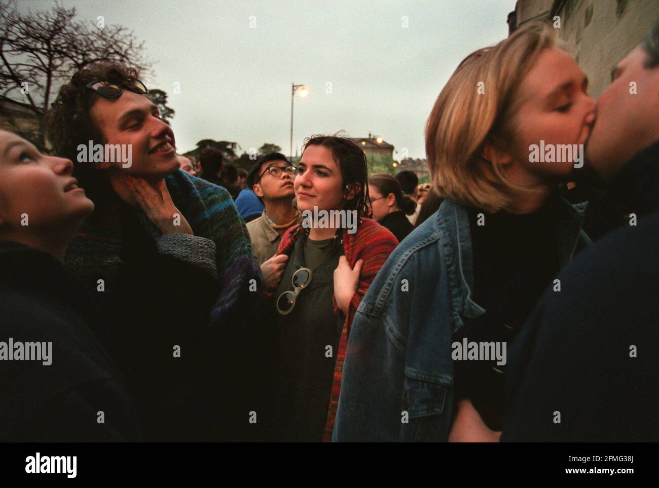 Festa del giorno di maggio dell'università di Oxford 1998 maggio gli studenti si affollano a. Magdalen ponte ascoltare il coro canto dal college torre Foto Stock