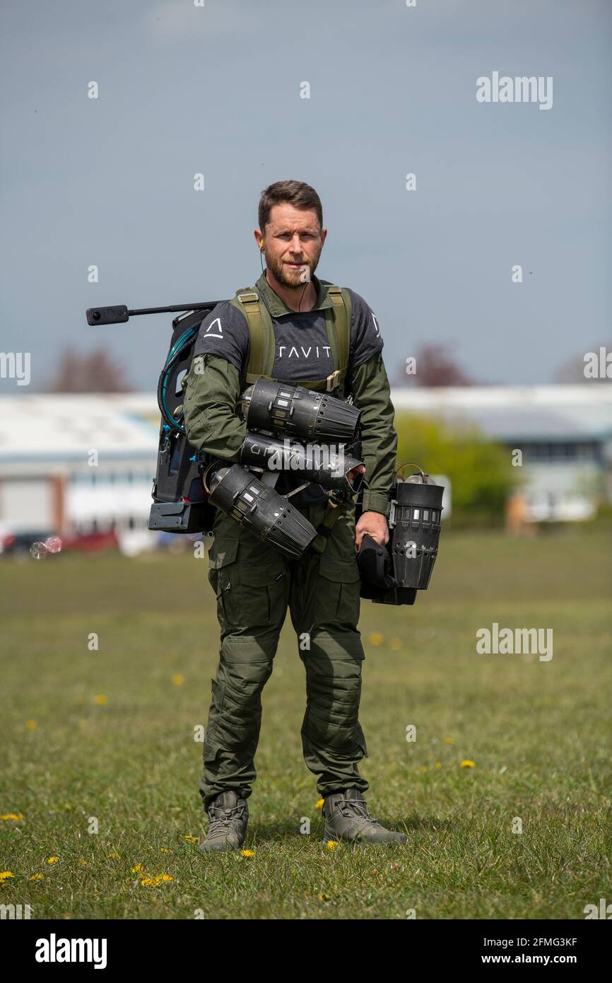 Richard Browning, fondatore della Gravity Industries, prende il volo nella sua tuta a jet-powered controllata dal corpo all'Old Sarum Airfield, Salisbury, Wiltshire. Foto Stock