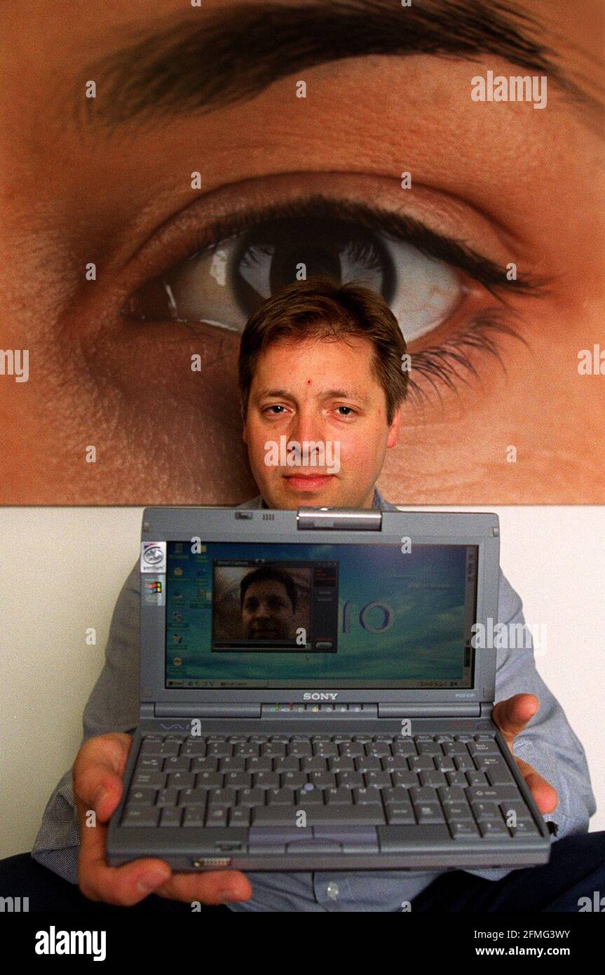 MARK GOODYEAR DJ A RADIO ONE CON IL SUO NUOVO SONY GIRO IN ALTO Foto Stock