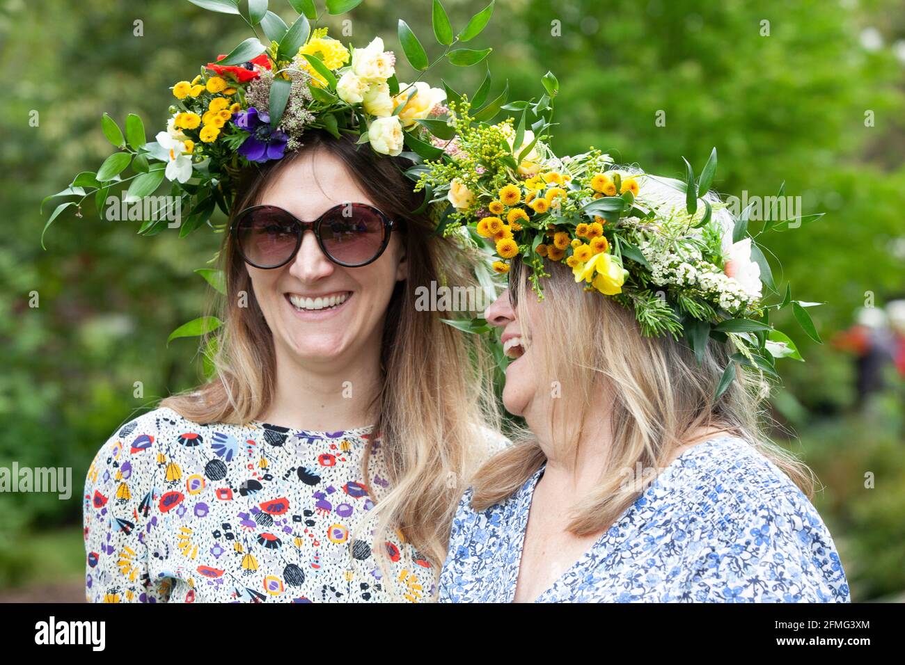 Londra, UK, 9 maggio 2021: Alissa Mars (sinistra) che vive a Londra e sua madre Pat Mears, che sta visitando da Washington DC e ha finito la quarantena (destra) posa con le corone di fiori che hanno fatto per celebrare il Garden Day. Questo evento è stato al Chelsea Physical Garden e guidato dal fiorista Fran Bailey della compagnia Fresh Flower. Anna Watson/Alamy Live News Foto Stock