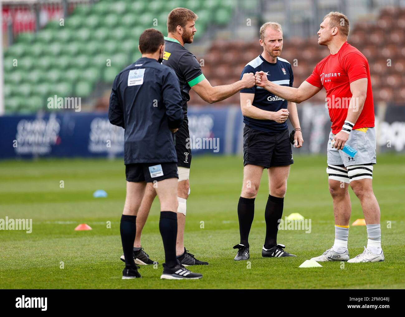 Twickenham Stoop, Londra, Regno Unito. 9 maggio 2021. Inglese Premiership Rugby, Harlequins contro Wasps; Brad Shields di vespe (c) e Lewies(c) di Harlequins gettano la moneta con capo Ref Wayne Barnes Credit: Action Plus Sports/Alamy Live News Foto Stock