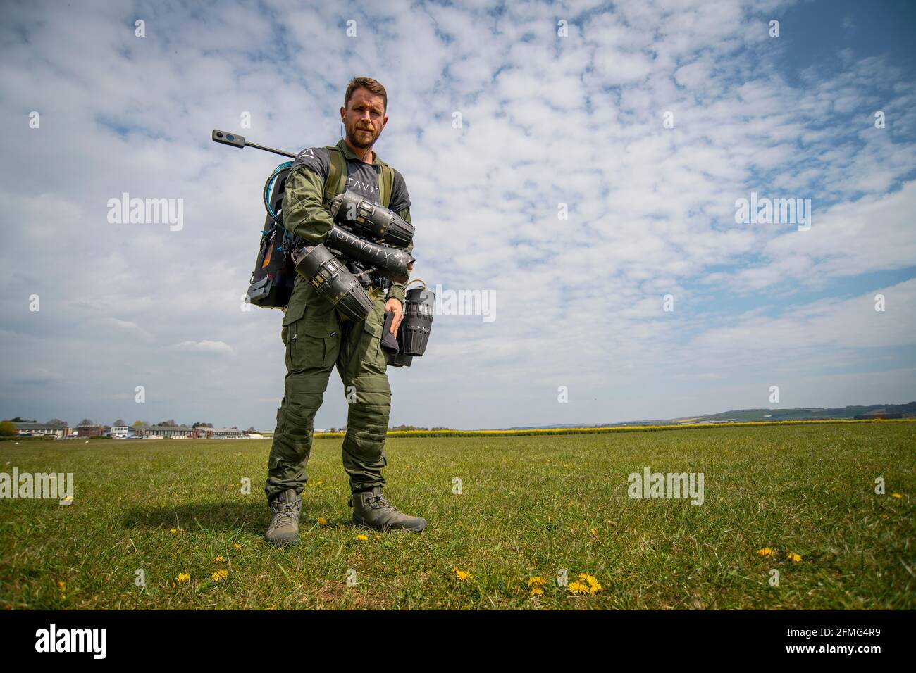 Richard Browning, fondatore della Gravity Industries, prende il volo nella sua tuta a jet-powered controllata dal corpo all'Old Sarum Airfield, Salisbury, Wiltshire. Foto Stock