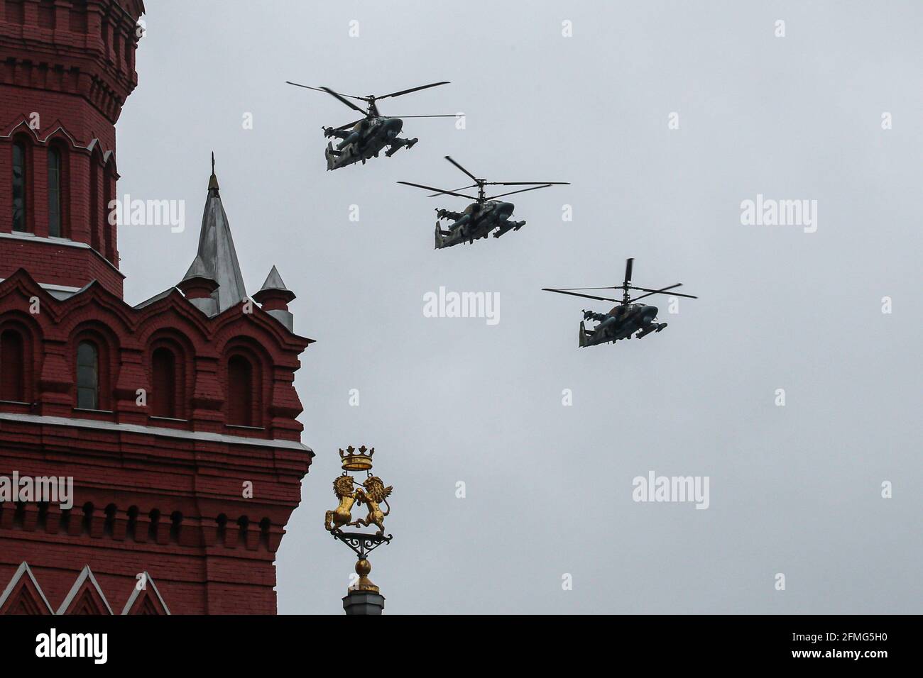 Mosca, Russia. 9 maggio 2021. Gli elicotteri d'attacco Ka-52 Alligator volano in formazione durante la parata militare che segna il 76° anniversario della vittoria sovietica nella Grande Guerra Patriottica, termine della Russia per la seconda Guerra Mondiale, in Piazza Rossa a Mosca, Russia, 9 maggio 2021. Credit: Evgeny Sinitsyn/Xinhua/Alamy Live News Foto Stock