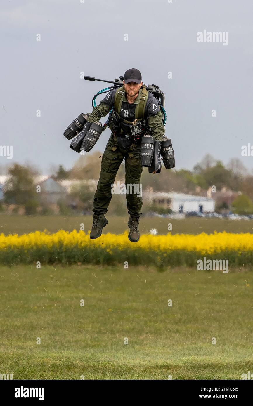 Richard Browning, fondatore della Gravity Industries, prende il volo nella sua tuta a jet-powered controllata dal corpo all'Old Sarum Airfield, Salisbury, Wiltshire. Foto Stock