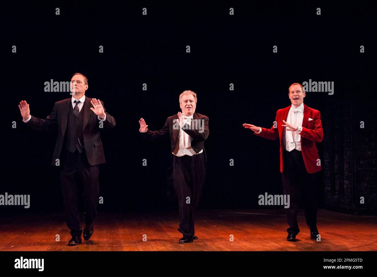 Robert Webb (Bertie Wooster) e Mark Heap (Jeeves) prendono il posto come Jeeves e Wooster in perfetto assurdità, al Duke of York's Theatre, St Martin's Lane - Londra Foto Stock