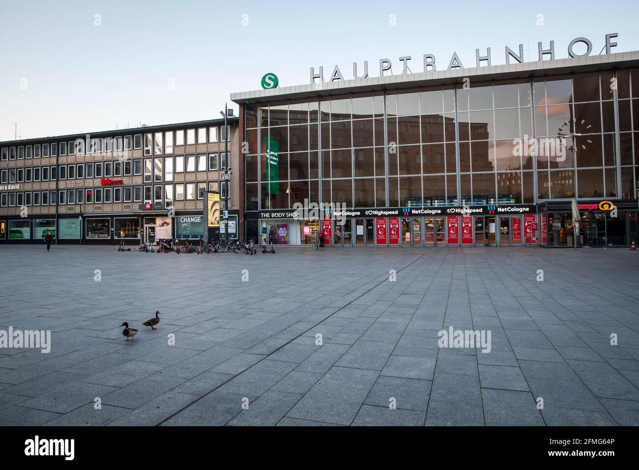 Coprifuoco dalle 21:00 durante il blocco della corona pandemia il 5 maggio. 2021. La piazza deserta di fronte alla stazione principale, due anatre, Colonia, Germania. Ausg Foto Stock