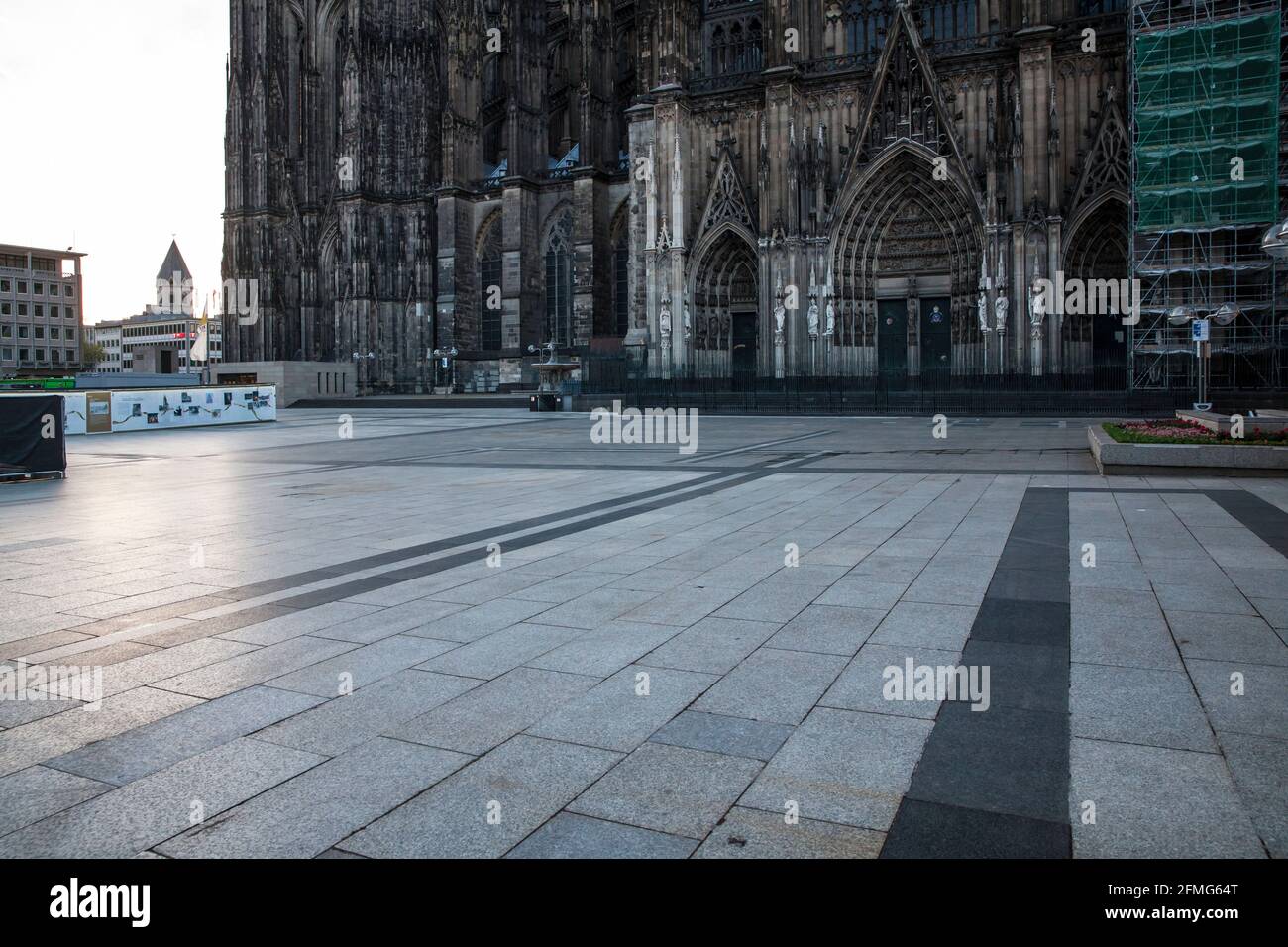 Coprifuoco dalle 21:00 durante il blocco della corona pandemia il 5 maggio. 2021. La piazza deserta intorno alla Cattedrale di Colonia, Colonia, Germania. Ausgangsperre ab Foto Stock