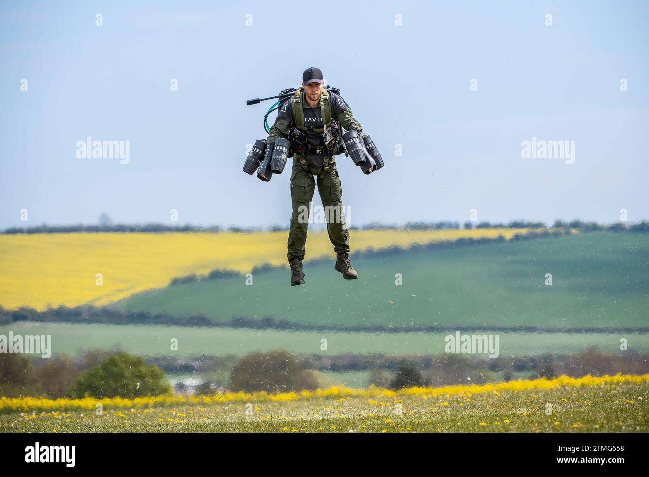 Richard Browning, fondatore della Gravity Industries, prende il volo nella sua tuta a jet-powered controllata dal corpo all'Old Sarum Airfield, Salisbury, Wiltshire. Foto Stock