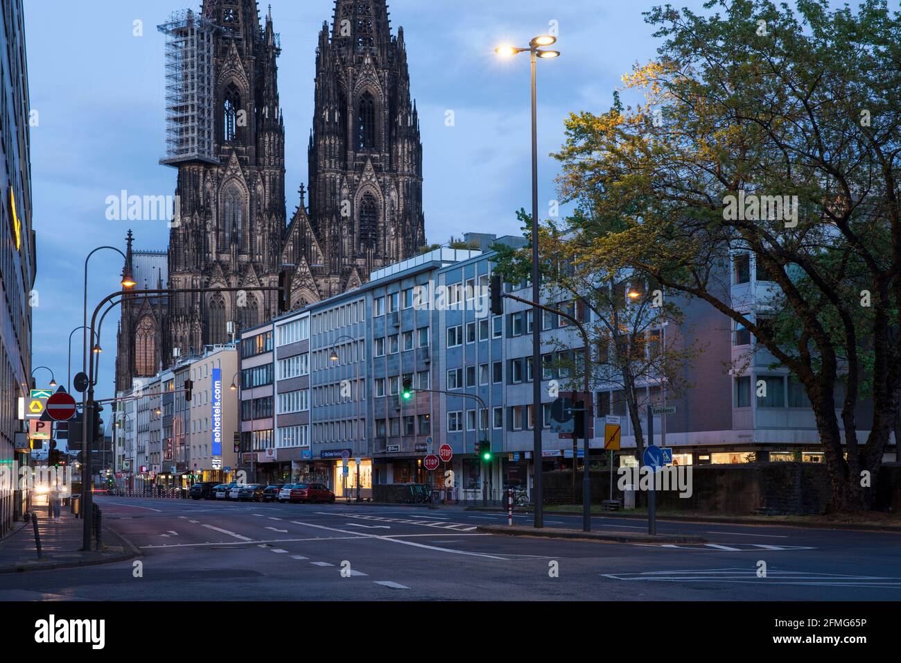 Coprifuoco dalle 21:00 durante il blocco della corona pandemia il 5 maggio. 2021. Via Komoeden, la cattedrale, Colonia, Germania. Ausgangsperre ab 2 Foto Stock