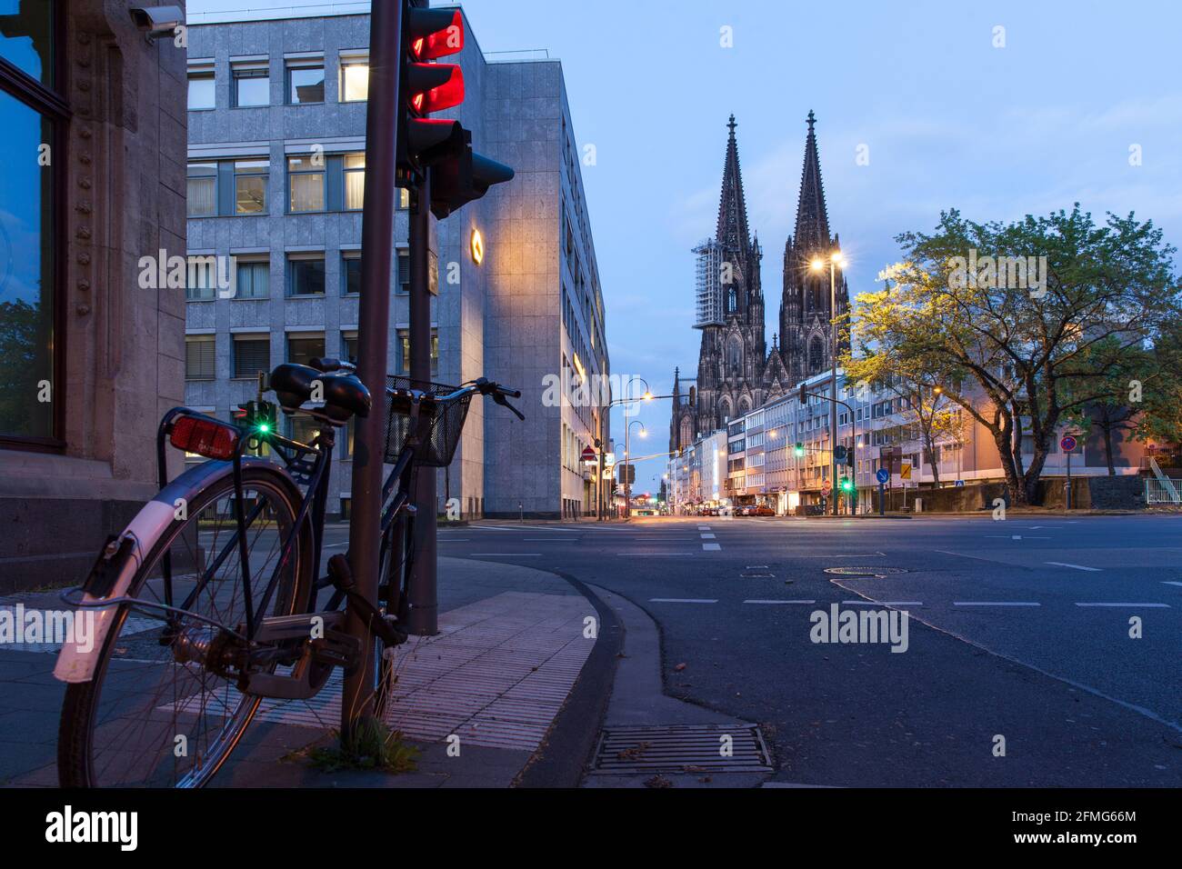 Coprifuoco dalle 21:00 durante il blocco della corona pandemia il 5 maggio. 2021. Via Komoeden, la cattedrale, Colonia, Germania. Ausgangsperre ab 2 Foto Stock
