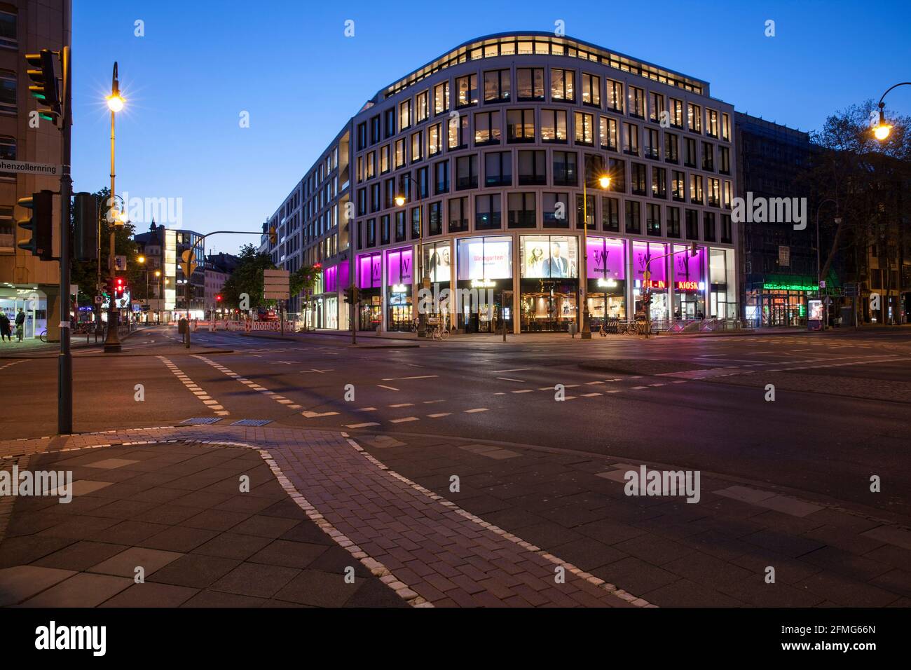 Coprifuoco dalle 21:00 durante il blocco della corona pandemia il 5 maggio. 2021. La strada deserta Hohenzollernring in piazza Friesenplatz, Colonia, Germania. Foto Stock