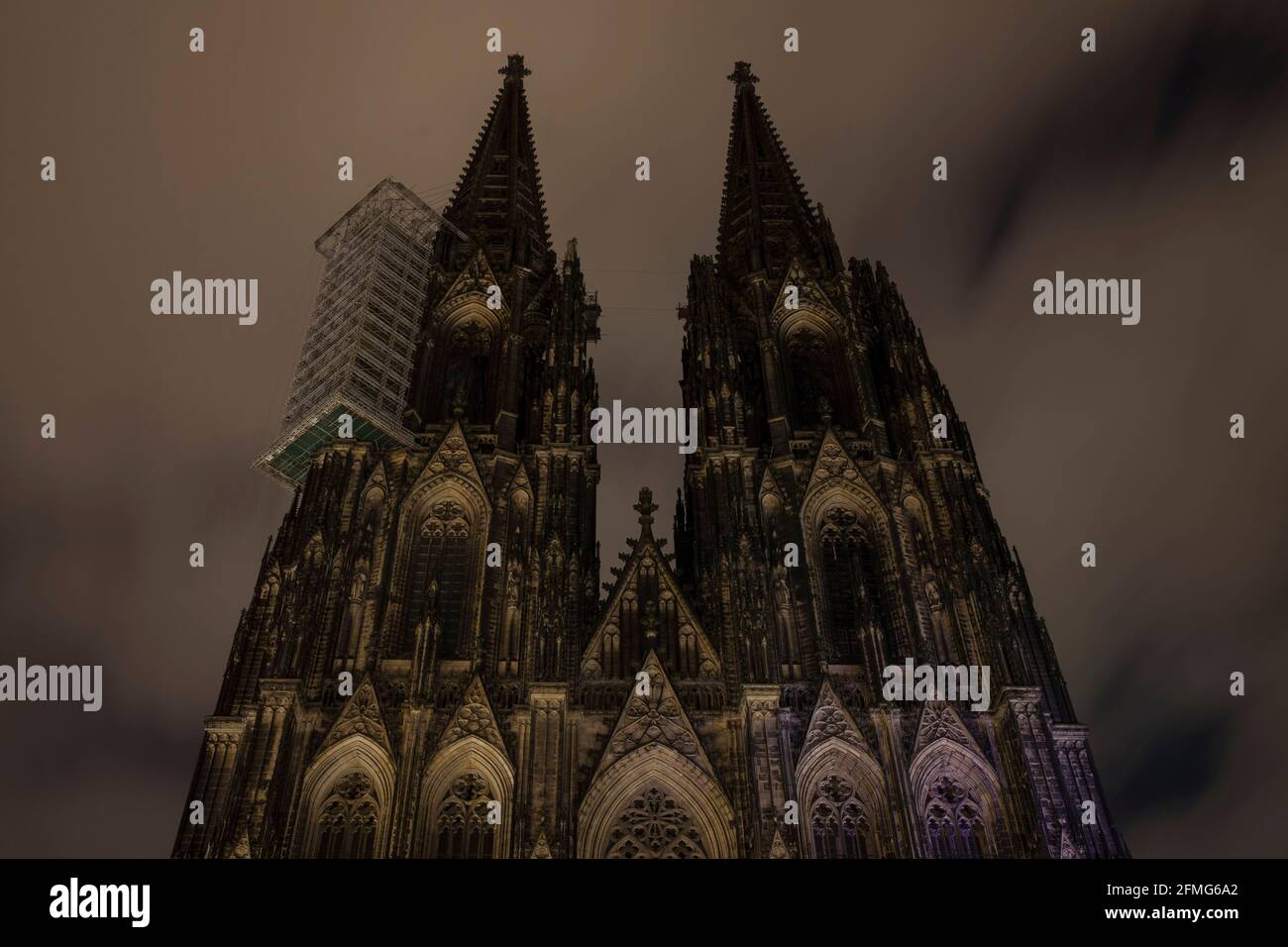 Coprifuoco dalle 21:00 durante il blocco della corona pandemia il 5 maggio. 2021. La cattedrale non è illuminata durante queste notti, Colonia, Germania. Ausgangssp Foto Stock