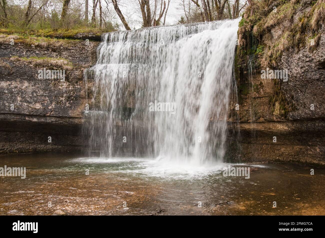 Cascata Saut de la Forge, parte della valle delle 7 cascate conosciute come le cascate Herisson (hedgehog), un sito patrimonio naturale del Giura Foto Stock