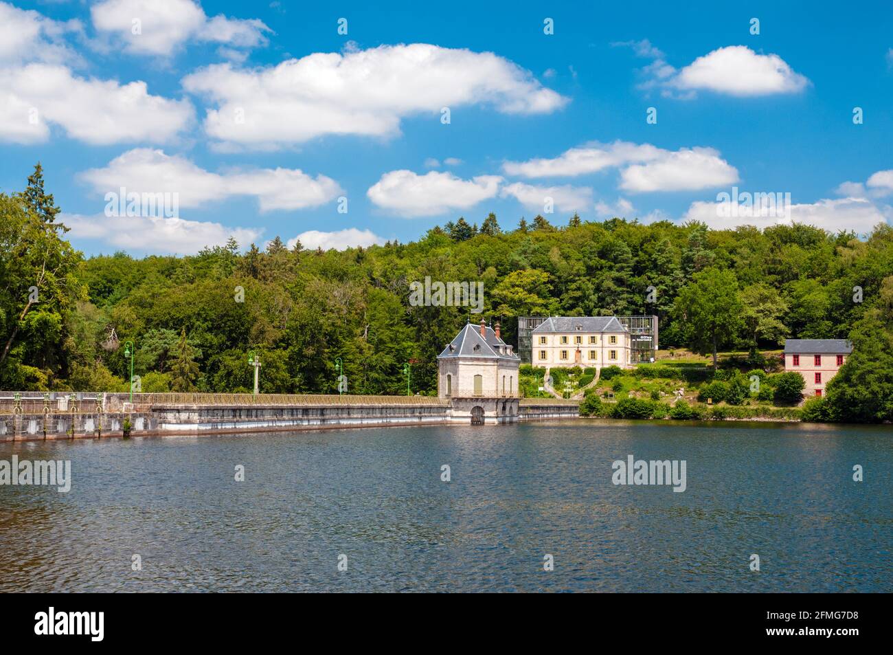 La diga del lago artificiale di Settons, Morvan Parco Naturale Regionale, Nievre (58), Borgogna, Francia Foto Stock