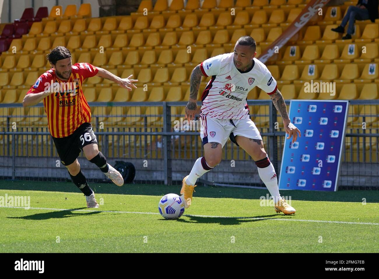 Stadio del Ciro Vigorito, Benevento, Italia, 09 maggio 2021, Radja Naintgolan (Cagliari Calcio) e Perparim Hetemaj (Benevento Calcio) durante Benevento Calcio vs Cagliari Calcio, calcio italiano Serie A match - Foto Emmanuele Mastrodonato / LM Foto Stock