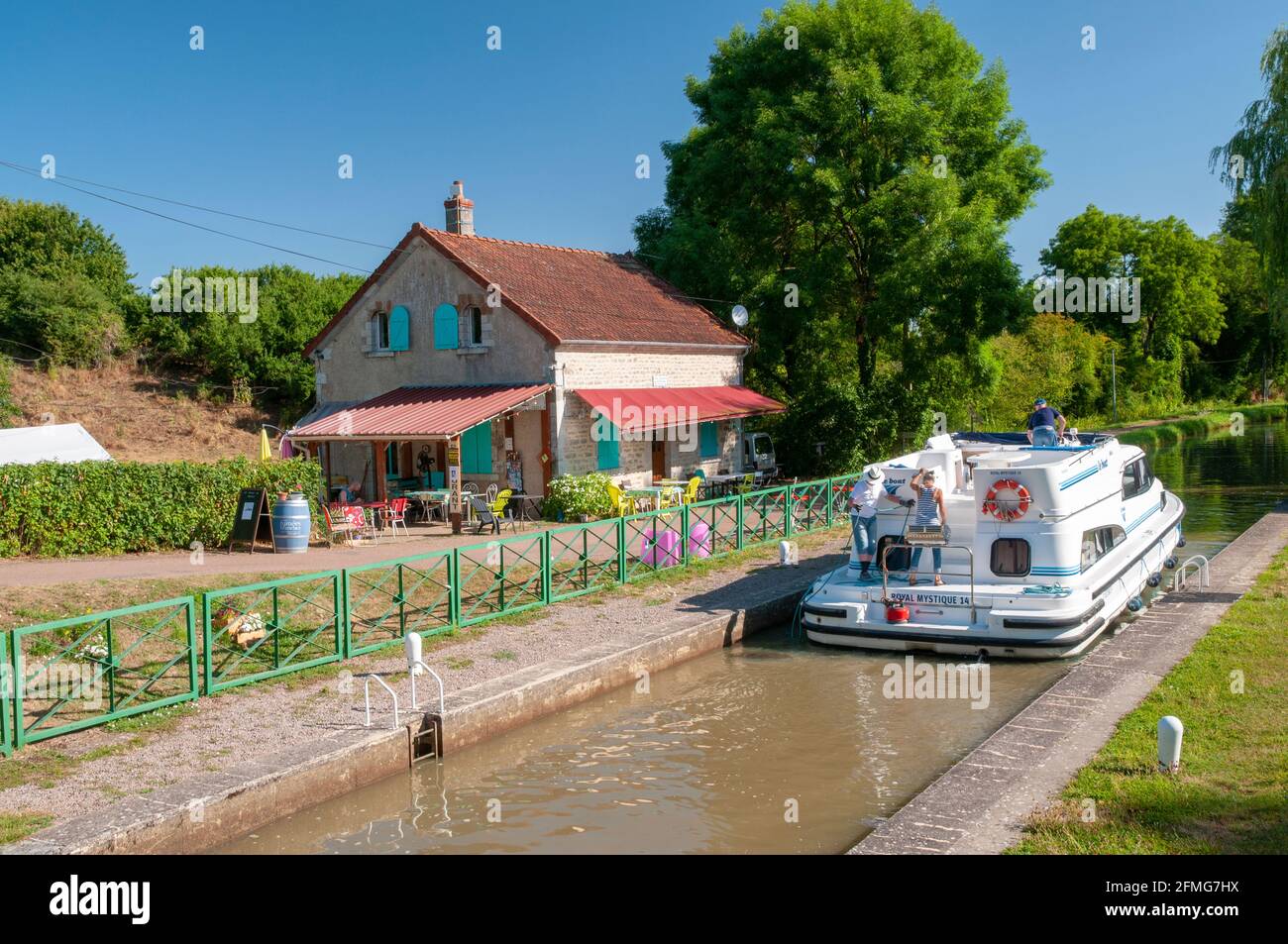 Canal du Nivernais e blocco a Fleury vicino Biches, Nièvre (58), Borgogna, Francia Foto Stock