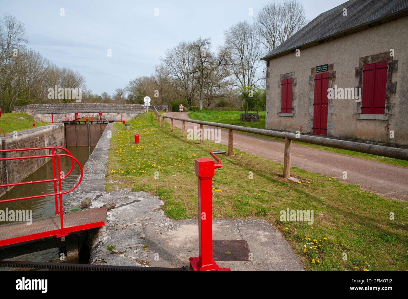 Canal du Nivernais e Villars lock house, Nièvre (58), Borgogna, Francia Foto Stock