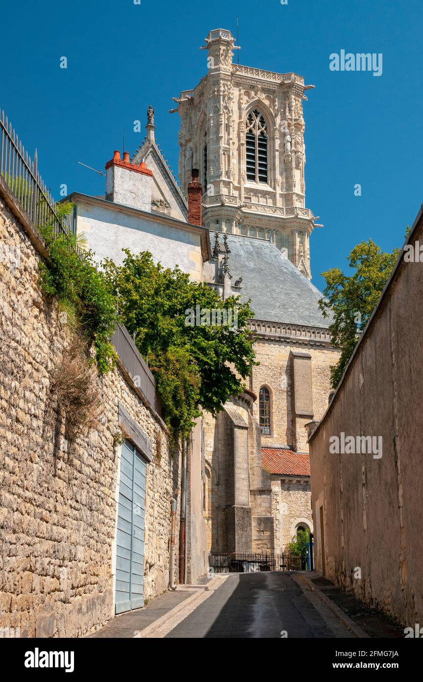 Cattedrale romana di Saint Cyr e Sainte Julitte e Jacobin strada a Nevers, Nievre (58), Borgogna-Franche-Comte regione, Francia Foto Stock