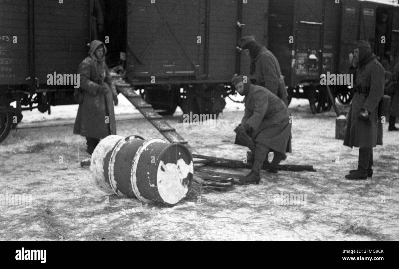 2. Weltkrieg Wehrmacht Heer / Deutsche Reichsbahn Truppentransport Ostfront - seconda guerra mondiale / Esercito tedesco della seconda guerra mondiale / Trasporti ferroviari tedeschi fronte orientale Foto Stock