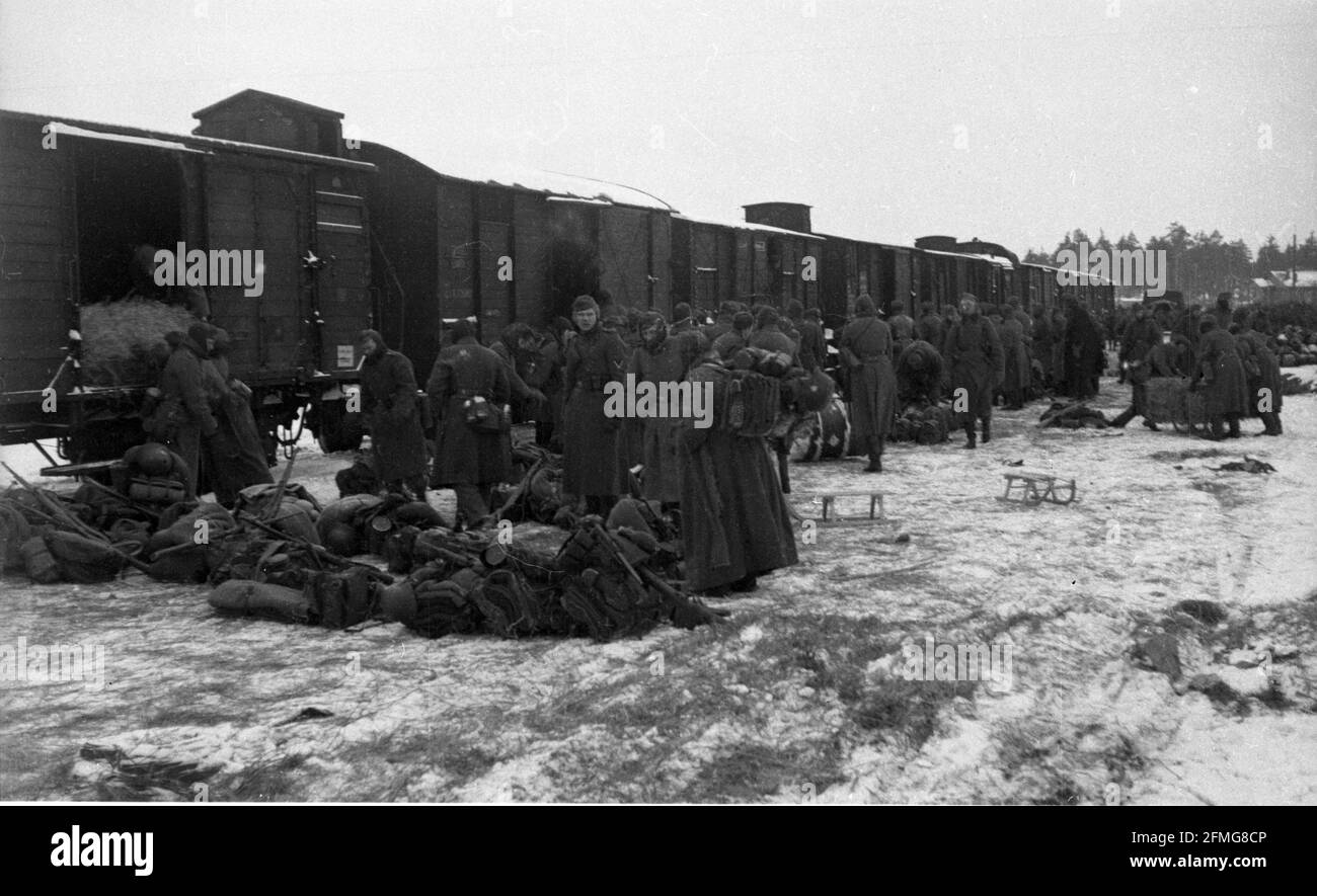 2. Weltkrieg Wehrmacht Heer / Deutsche Reichsbahn Truppentransport Ostfront - seconda guerra mondiale / Esercito tedesco della seconda guerra mondiale / Trasporti ferroviari tedeschi fronte orientale Foto Stock