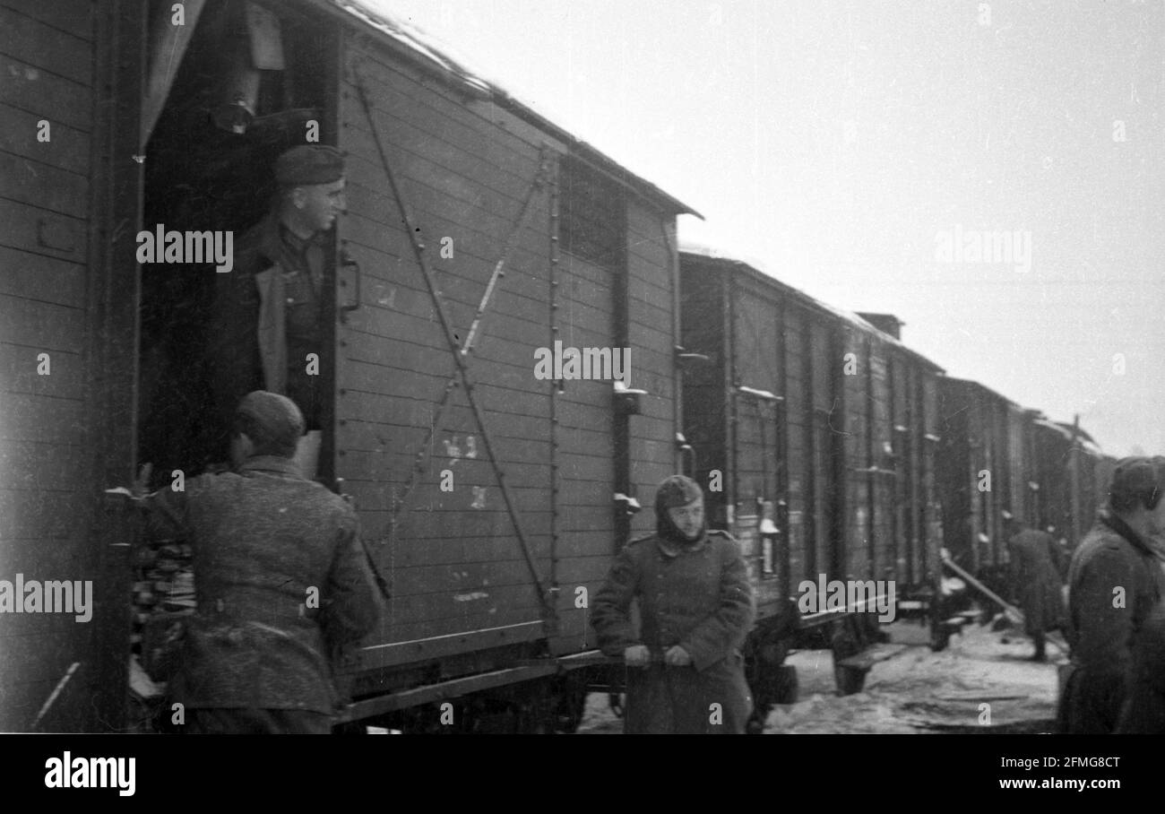 2. Weltkrieg Wehrmacht Heer / Deutsche Reichsbahn Truppentransport Ostfront - seconda guerra mondiale / Esercito tedesco della seconda guerra mondiale / Trasporti ferroviari tedeschi fronte orientale Foto Stock