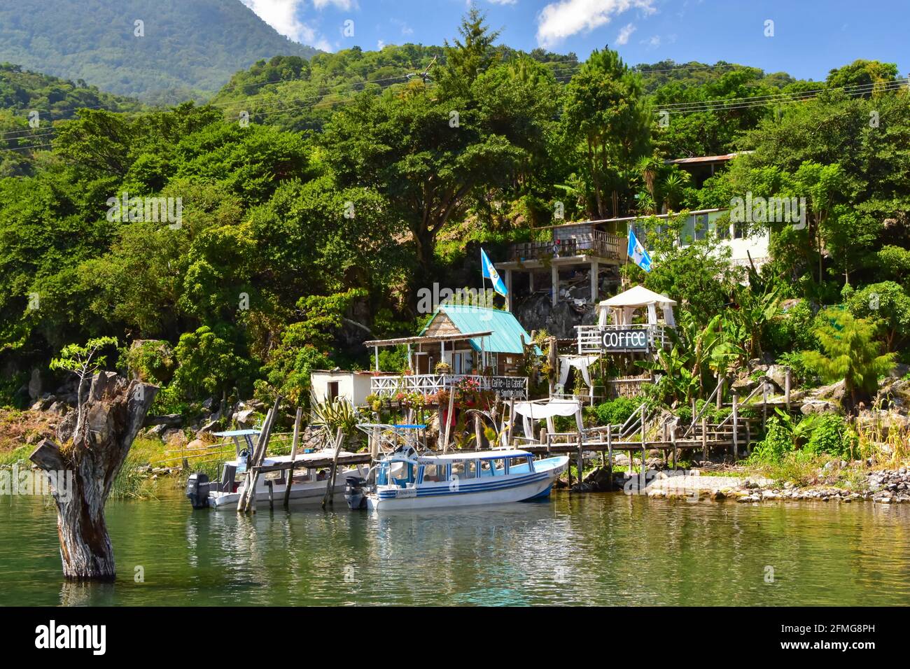 San Juan la Laguna è una piccola città su una collina sulla riva del Lago di Atitlan, Guatemala Foto Stock