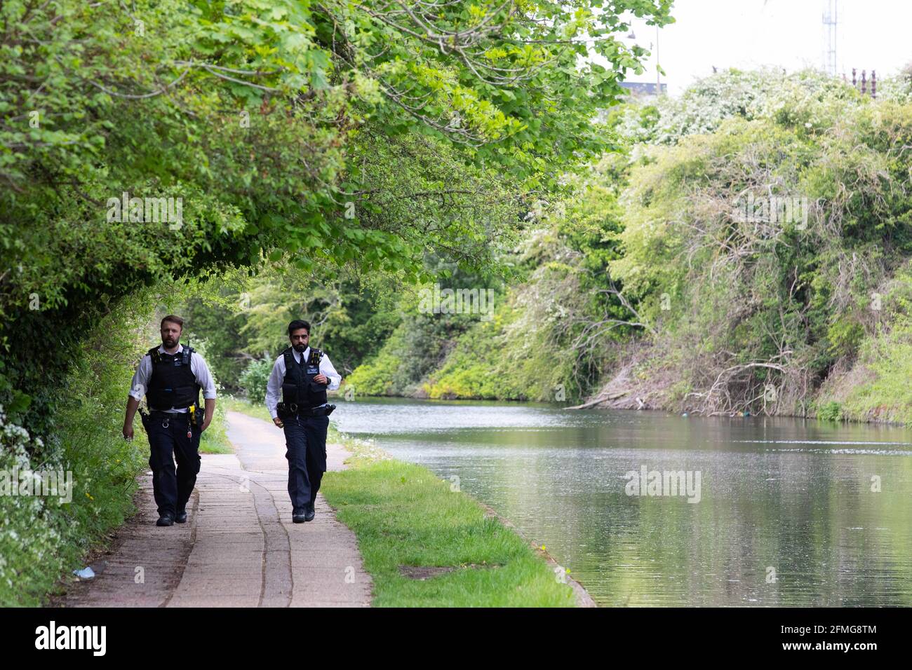 Servizi di emergenza sul Canal Grande Union vicino a Old Oak Lane. Il corpo di un neonato è stato trovato nel Grand Union Canal vicino Old Oak Lane nel nord-ovest di Londra, ha detto la polizia metropolitana. Data immagine: Domenica 9 maggio 2021. Foto Stock