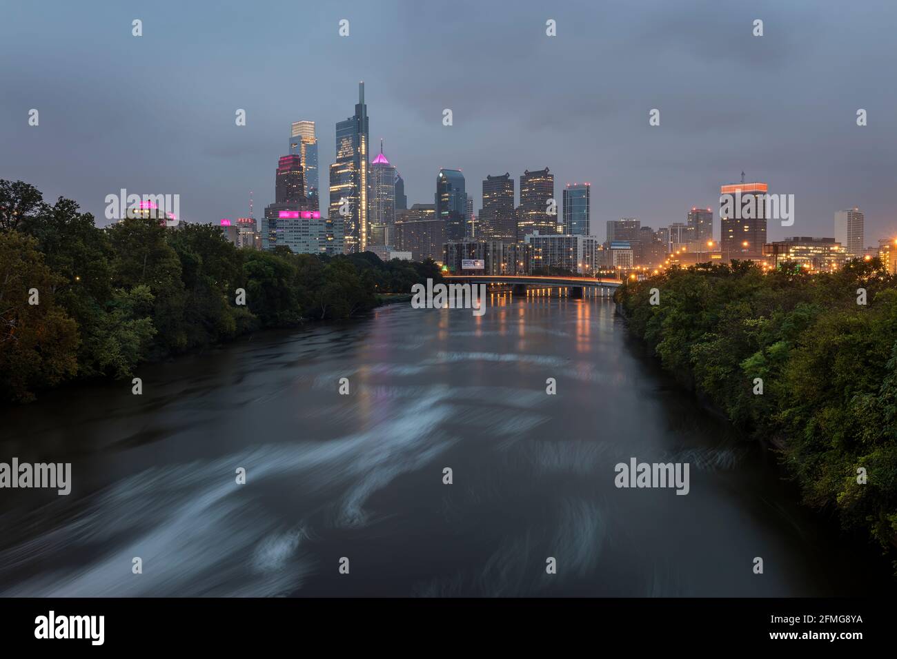 Lo skyline di Filadelfia in Pennsylvania, Stati Uniti visto da un ponte che attraversa il fiume Schuylkill Foto Stock