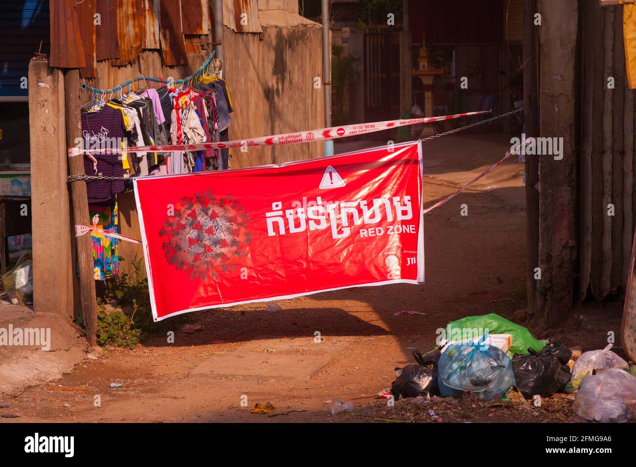 Phnom Penh, Cambogia. 9 maggio 2021. Dopo 3 settimane di chiusura totale della città, il governo ha diviso Phnom Penh in 3 zone colorate (rosso, arancione e giallo) a causa dell'aumento di COVID in corso. L'ingresso a una "zona rossa", che significa alto rischio di infezione. I cambogiani nelle 'zone rosse' sono messi in quarantena per le loro strade e non hanno permesso di uscire dalle loro case anche di andare a fare shopping per il cibo. Credit: Kraig Lieb / Alamy Live News Foto Stock