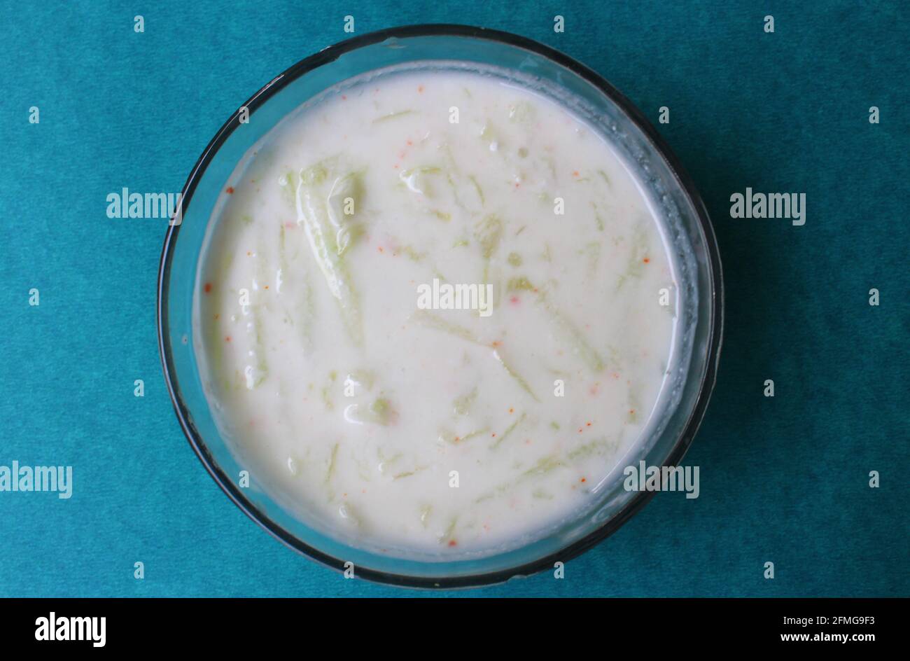 Raita di cetrioli in una ciotola Foto Stock