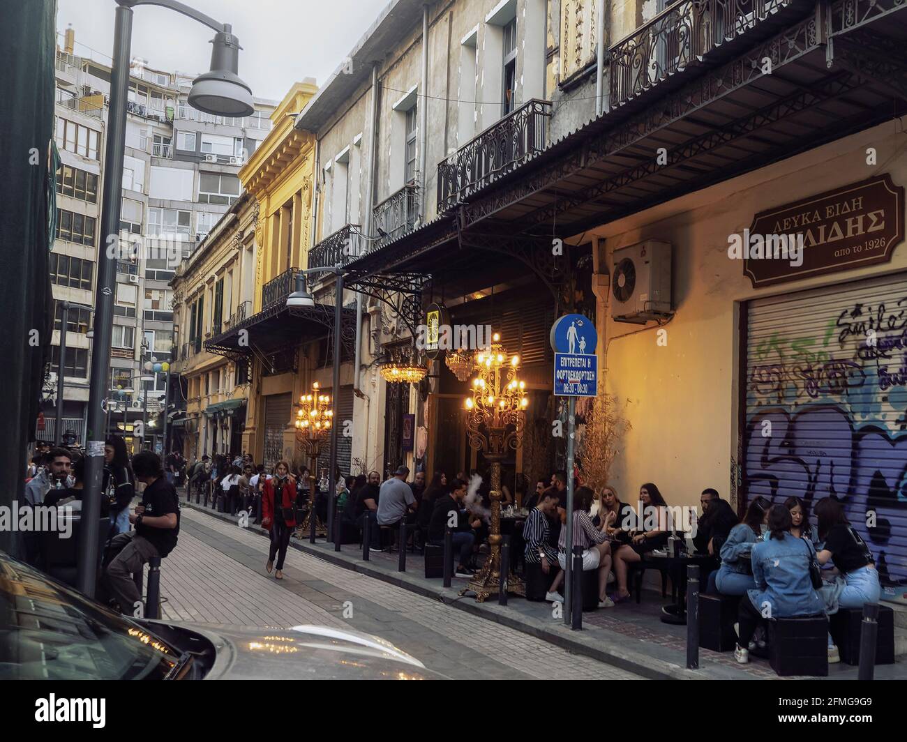 Salonicco, Grecia - Maggio 07 2021: Bar ristoranti aperti per l'estate. Folla seduta senza maschere al chiuso, dopo che il governo ellenico allenta le misure del coronavirus COVID-19. Foto Stock