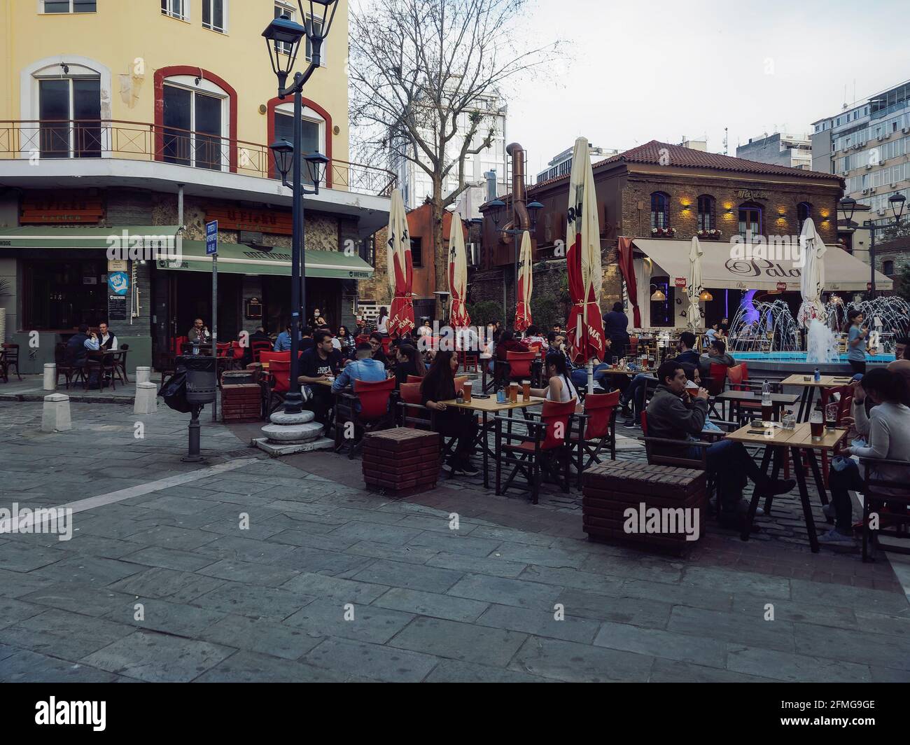 Salonicco, Grecia - Maggio 07 2021: Bar ristoranti aperti per l'estate. Folla seduta senza maschere al chiuso, dopo che il governo ellenico allenta le misure del coronavirus COVID-19. Foto Stock