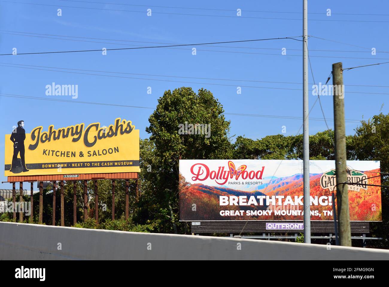 Nashville, TN, USA - 22 settembre 2019: Cartelli per le star della musica country Johnny Cash's Kitchen and Saloon e Dollywood di Dolly Parton. Foto Stock