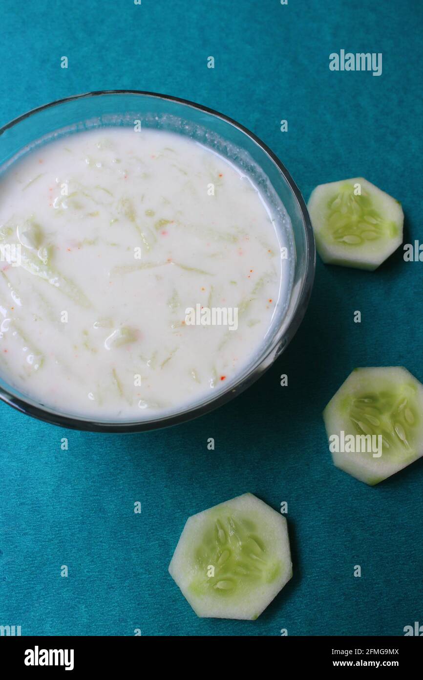 Raita di cetrioli in una ciotola Foto Stock