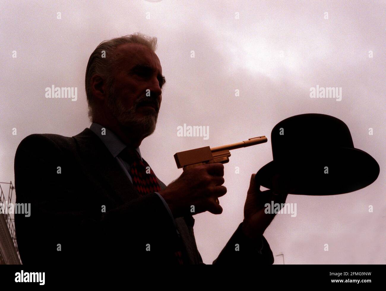 James Bond Auction luglio 1998Christopher Lee, che era in 'l'uomo con la pistola d'oro', con la pistola dal film, che non è in vendita, e il cappello bowler di Oddjob da 'Goldfinger', Che sarà venduto in un'asta di Christie James Bond/007 che avrà luogo il 17 settembre 1998. Foto Stock