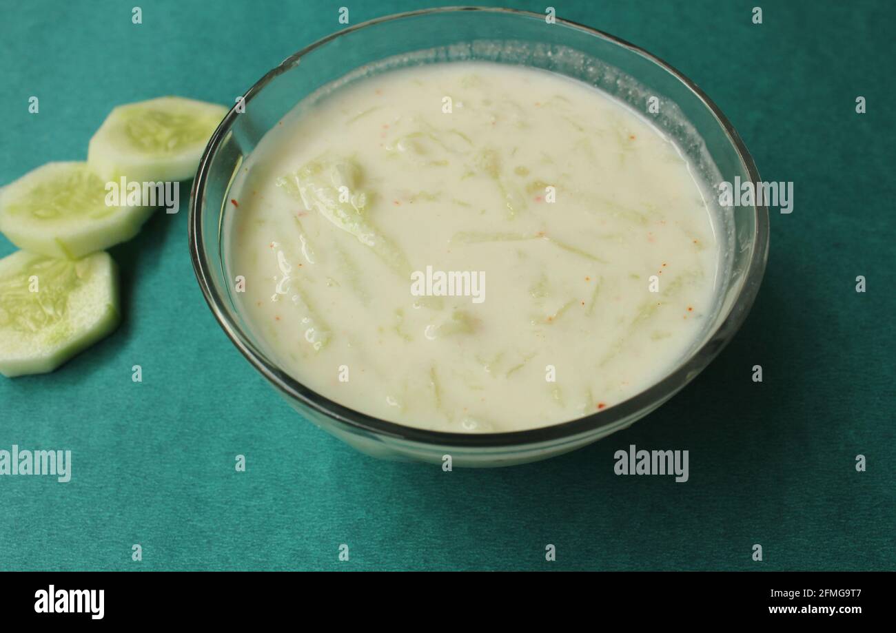 Raita di cetrioli in una ciotola Foto Stock