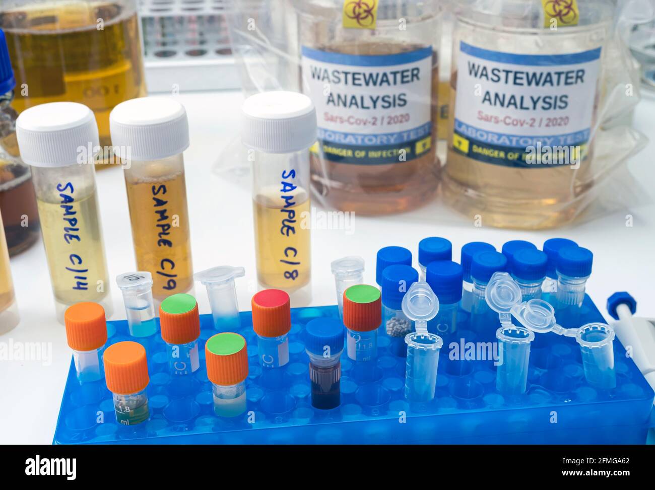 Analisi del virus sars-COV-2 nell'uomo in un laboratorio di acque reflue, immagine concettuale Foto Stock