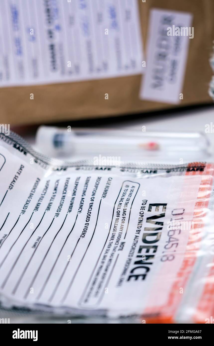 File e sacchetto di prova in un laboratorio di criminalità, immagine concettuale Foto Stock