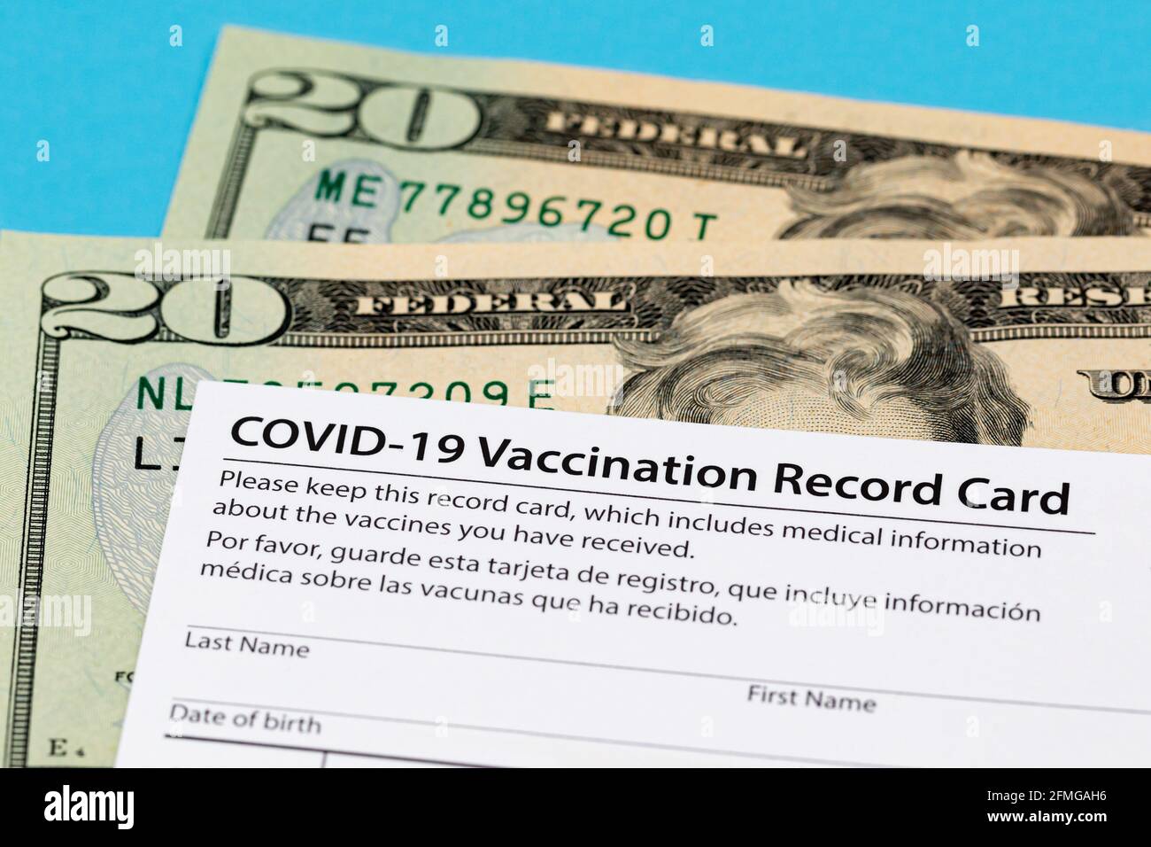 Covid-19 carta di registrazione della vaccinazione e denaro contante. Falso, la frode della carta del vaccino e il concetto di falsificazione Foto Stock