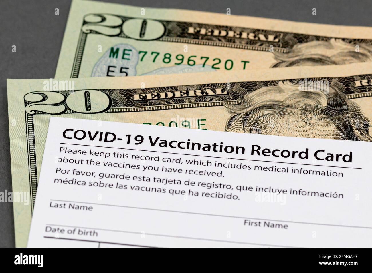 Covid-19 carta di registrazione della vaccinazione e denaro contante. Falso, la frode della carta del vaccino e il concetto di falsificazione Foto Stock