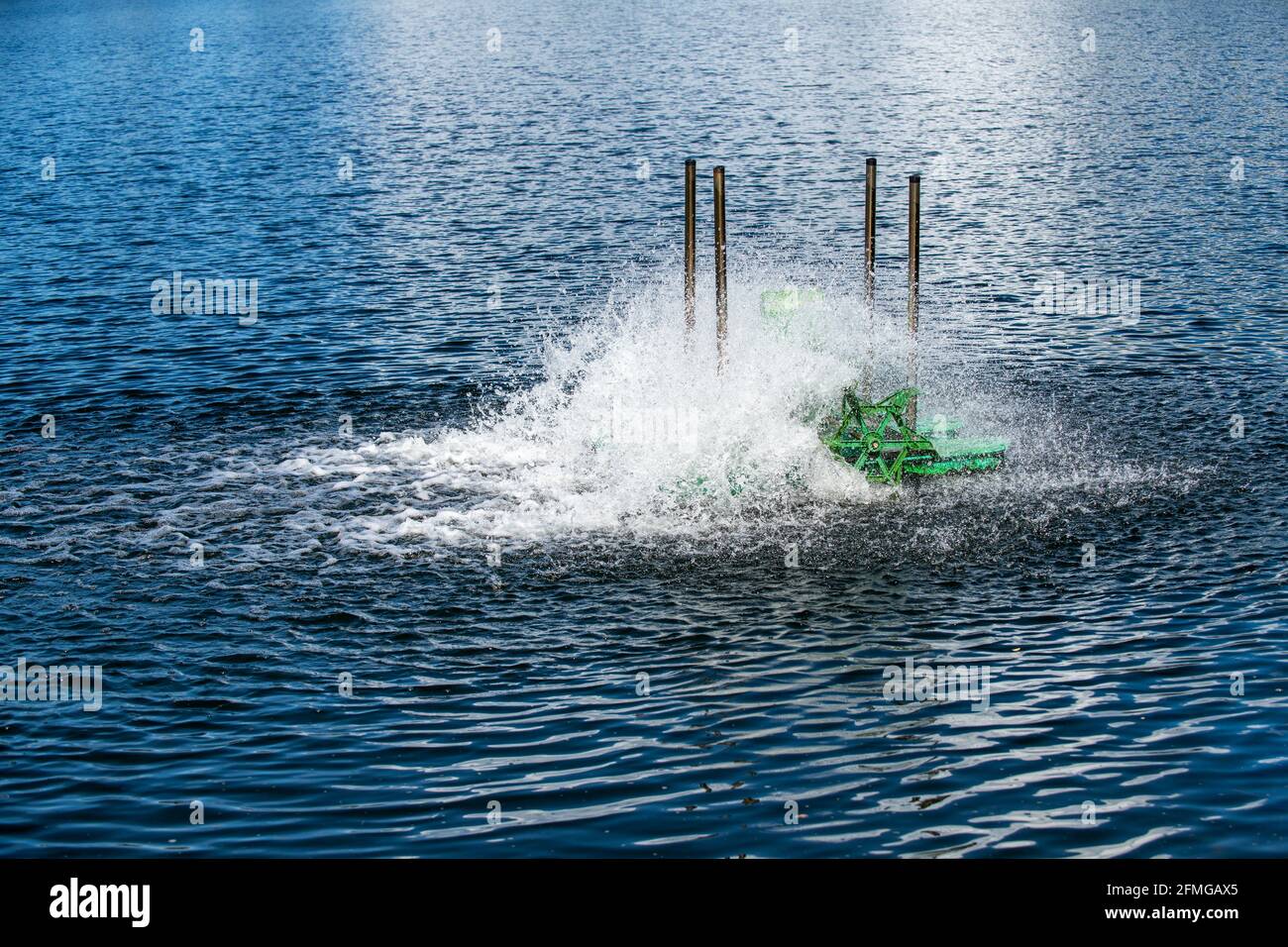 ruote a pale aeratori in lago, trattamento acque reflue per riempimento ossigeno in acqua. concetto ambientale Foto Stock