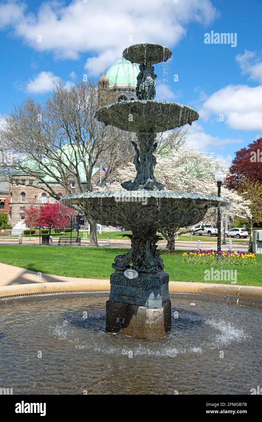 Soprer Fountain - Taunton Green - Taunton, Massachusetts, Stati Uniti. Tribunale della contea di Bristol sullo sfondo Foto Stock
