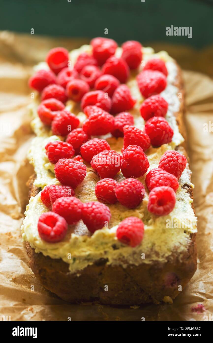 Torta di avocado al lime con lamponi, con glassa di avocado Foto Stock