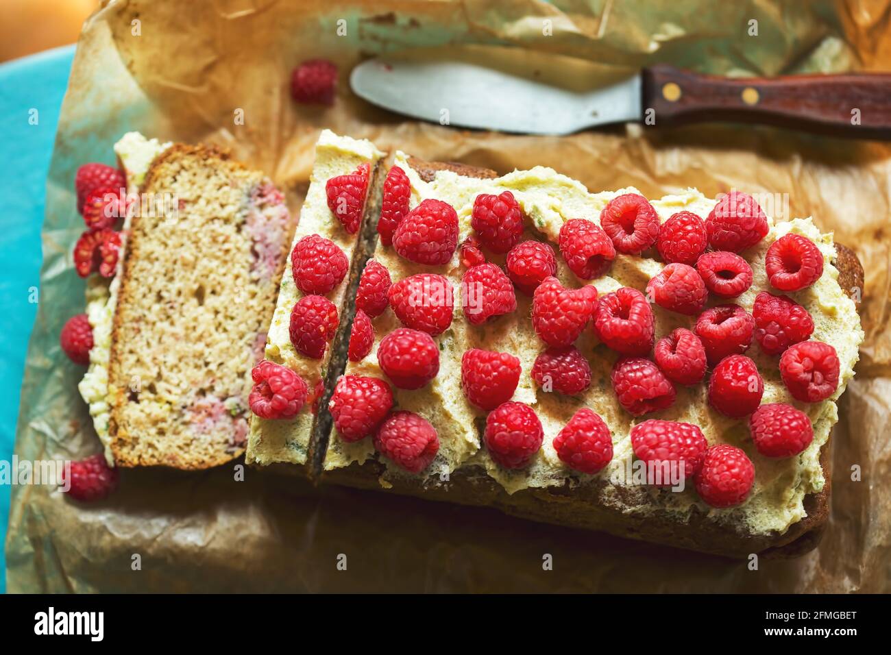 Torta di avocado al lime con lamponi, con glassa di avocado Foto Stock