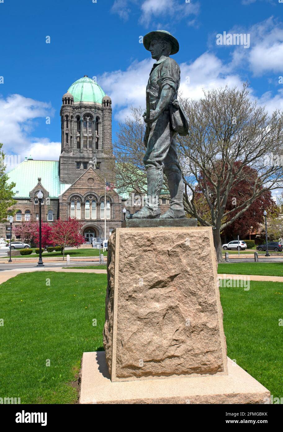 World War One Doughboy Memorial statue su Taunton Green, Taunton, Massachusetts, USA con il Bristol County Superior Court sullo sfondo Foto Stock