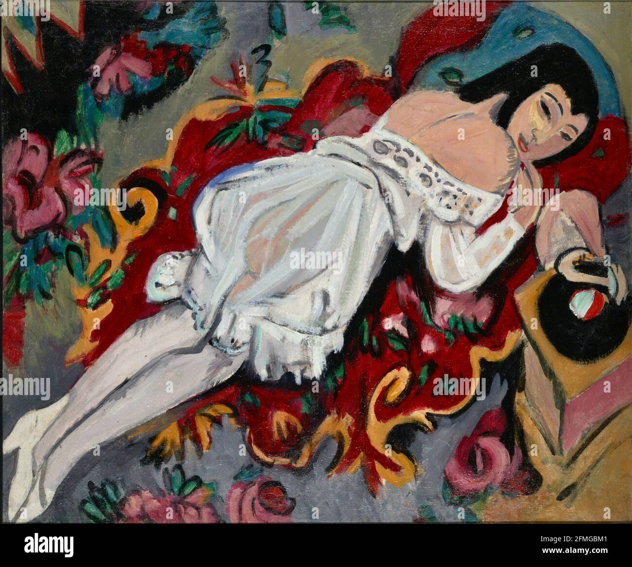 Ernst Ludwig Kirchner opera intitolata Girl in White Chemise. Una ragazza si clina su una superficie colorata con il vecchio stile gramaphone record player al suo fianco. Foto Stock