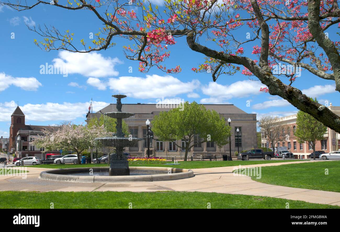 Soprer Fountain - Taunton Green - Taunton, Massachusetts, Stati Uniti. Ufficio postale DEGLI STATI UNITI sullo sfondo Foto Stock