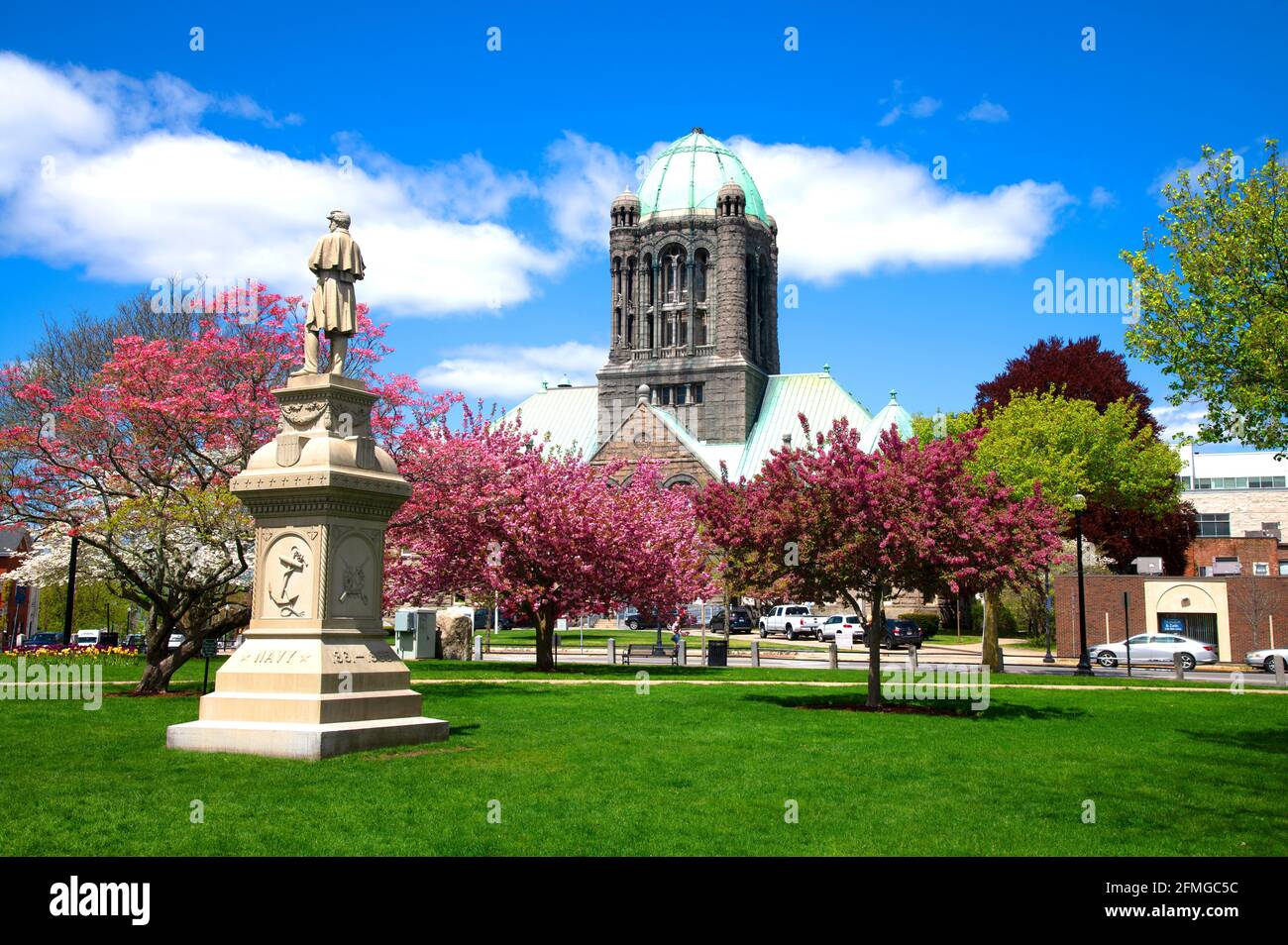 Bristol County Superior Court, Taunton, Massachusetts, Stati Uniti. Costruito nel 1894. Taunton Green con il Memoriale della Guerra di Secessione americana Foto Stock